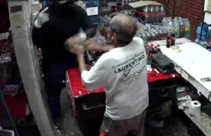 Ladrón lanza al suelo a un abuelito para asaltar tienda en Chetumal: VIDEO