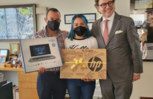 Entregan laptop nueva a chica que suplicó por su tarea durante asalto en Ecatepec