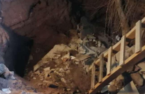 Socavón se abre en la sala de una casa y “se traga” a joven que dormía en el sillón