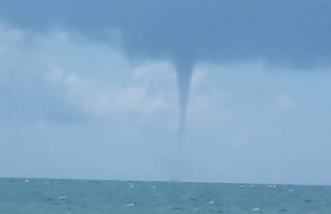 Captan tres trombas marinas en playas de Tulum