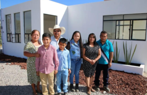 Entregan casa nueva a familia damnificada por socavón en Puebla