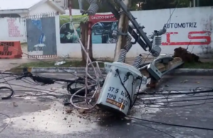 Trailero se da a la fuga tras derribar trasformador y postes de luz en Campeche
