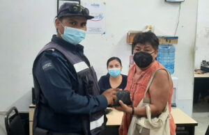 Policía regresa documentos personales a ciudadana que perdió cartera