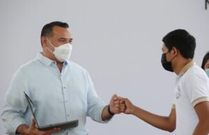 Renán Barrera continúa con el programa “Computadora en Casa”