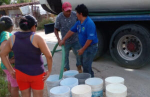 Vecinos sufren escasez de agua en sus viviendas de Felipe Carrillo Puerto