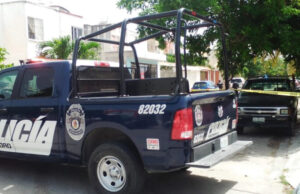 Balean a tripulantes de unidad oficial, al menos hay un hombre muerto y una mujer herida