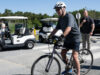 Joe Biden sufre caída al tratar de bajarse de bicicleta