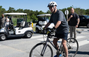 Joe Biden sufre caída al tratar de bajarse de bicicleta