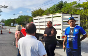 Habitantes de Mahahual bloquean carretera ante la falta de extracción de sargazo en las playas
