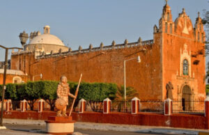 FGE y SSP investigan colocación de supuesta narcomanta en capilla de Ticul