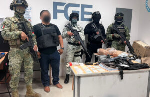 Asegura FGE armas, equipo táctico y drogas en cateo a inmueble en el municipio de Solidaridad