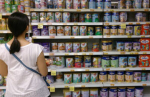 Padres cruzan de EU a México para conseguir leche de fórmula