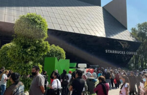 Ciudadanos hacen largas filas en el SAT para tramitar la CSF