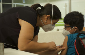 Aplicarán primera dosis de COVID-19 a los adolescentes de 12 a 14 en Yucatán