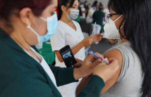 Adolescentes de 12 a 14 años reciben su primera dosis contra COVID-19