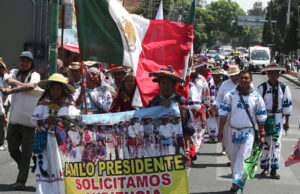 AMLO ofrece resolver conflicto agrario de la comunidad wixárika