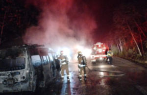 Un muerto y 14 lesionados tras incendiarse combi en la vía Playa del Carmen-El Tintal