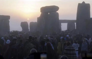 Multitud acude a Stonehenge para admirar el Solsticio de Verano