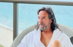 Marco Antonio Solís “El Buki” posa despreocupado en bata amarilla
