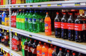 Regios aumentan consumo de refresco por falta de agua