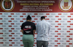 Detienen a pareja en Aeropuerto de Venezuela por portar 109 visas mexicanas falsas