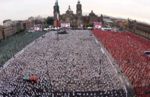 Miles de aficionados en el Zócalo imponen Récord Guinness en la clase de boxeo más grande del mundo