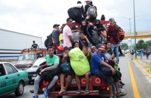 Caravana migrante ingresa a aduana en Chiapas e instala campamento