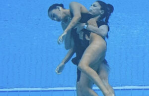 Nadadora se desmaya en plena competencia; su entrenadora entra a rescatarla
