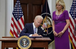 Joe Biden firma ley sobre control de armas de fuego en EU