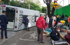 Volcadura de microbús deja al menos 12 lesionados sobre Río Churubusco