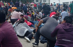 Balean centro de vacunación en Puebla, hay niños heridos