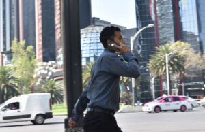 ¿Es cierto que la ola de calor acaba con la batería de tu celular? ¿Cómo solucionarlo?