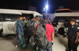 Aseguran en Puebla a 80 migrantes que viajaban en autobús