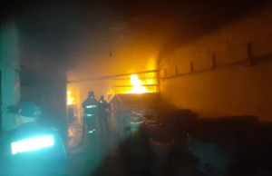 Incendio consume bodega de pinturas en Kanasín, Yucatán