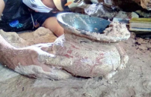 INAH recupera una vasija maya completa en cueva de Playa del Carmen