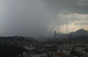 Regios celebran las lluvias en Monterrey tras semanas de crisis de sequía