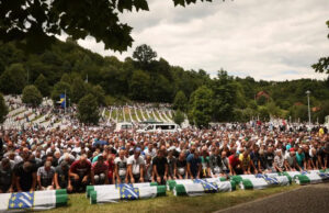 Entierran a 50 víctimas del genocidio de Srebrenica, Bosnia