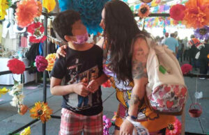 ¿Cuál era la condición del hijo de Luz Raquel y por qué molestaba a sus vecinos?