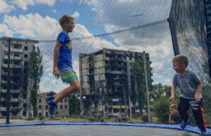 Legisladores de Rusia presentan proyecto para impedir que “países hostiles” adopten niños rusos