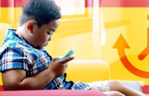 Adultos creen que menores tienen adicción a las pantallas, pero ellos pasan mucho tiempo mirando una