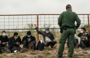 Agentes fronterizos de EU cobran 3 mil dólares por cruzar migrantes