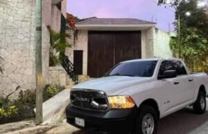 Agentes de la Fiscalía de Campeche inspeccionan propiedad del líder nacional del PRI, Alejandro Moreno