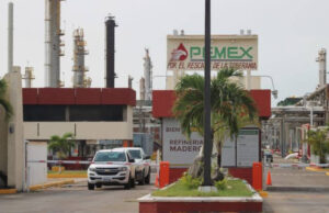 Reportan incendio en la refinería Madero de Pemex a causa de un rayo; habría un trabajador muerto