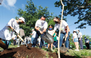 Alcalde de Mérida, Renán Barrera, participa en la Cruzada Forestal