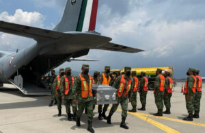 México inicia repatriación de migrantes fallecidos en tráiler de Texas; estiman dos vuelos más