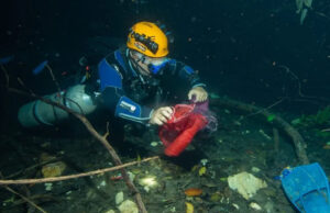 Buzos profesionales extraen basura en 77 cenotes de Yucatán