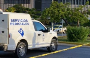 Muere pasajera de combi en choque contra un autobús en Cancún