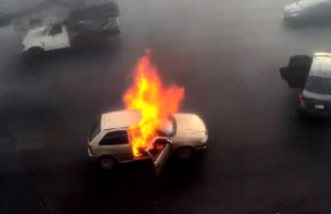 Delincuentes bajan a una familia de su auto para prenderle fuego en Jalisco: VIDEO