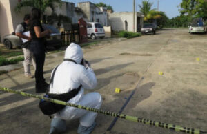 Atacan una vivienda a balazos y queman moto en la Región 202 de Cancún