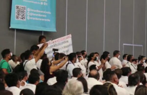 Renan Barrera ofrece apoyo a madre del joven Óscar Gabriel